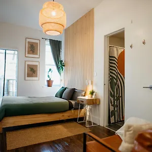 https://private-room-with-private-bathroom-and-backyard.us-newyorkcity.com